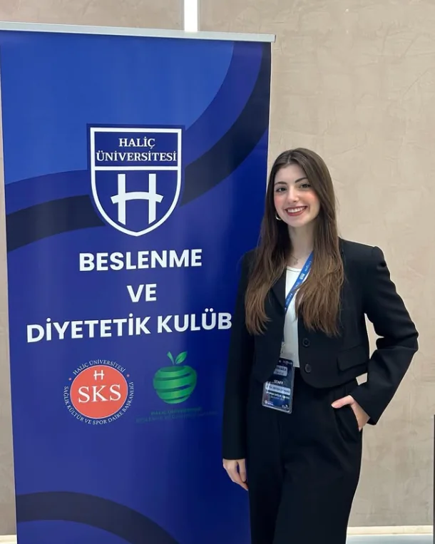 Haliç Üniversitesi Beslenme ve Diyetetik Kulübü önünde Betül Beyza Dönmez