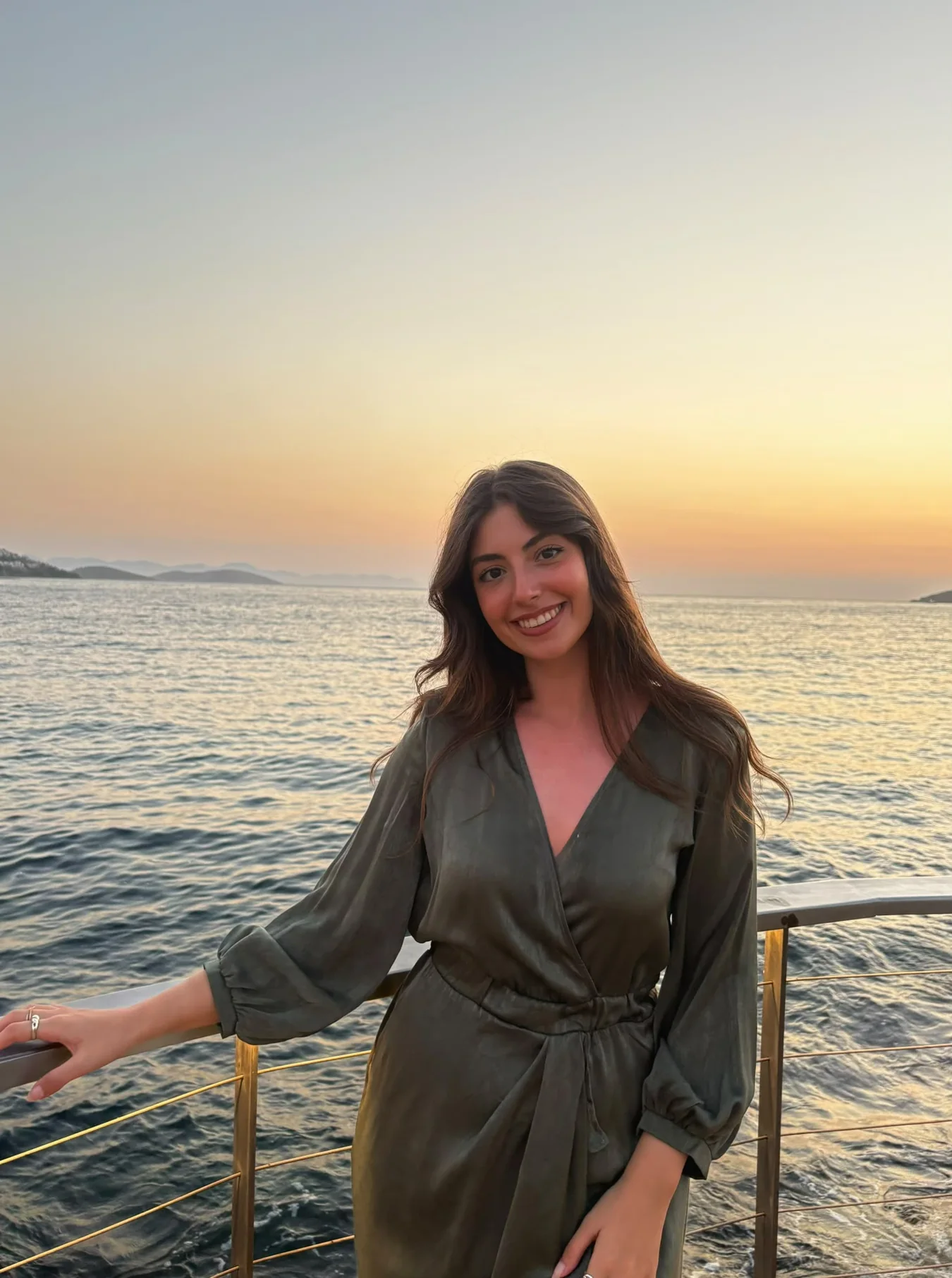 Deniz kenarında Betül Beyza Dönmez