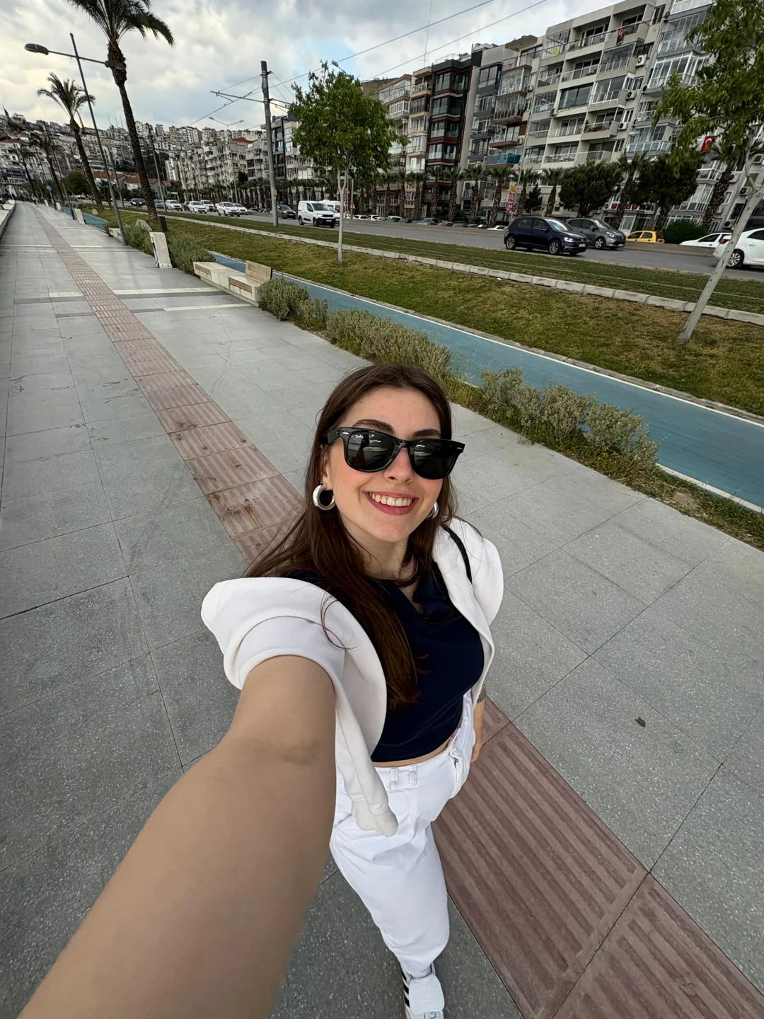 Betül Beyza Dönmez açık havada yürüyüş sırasında